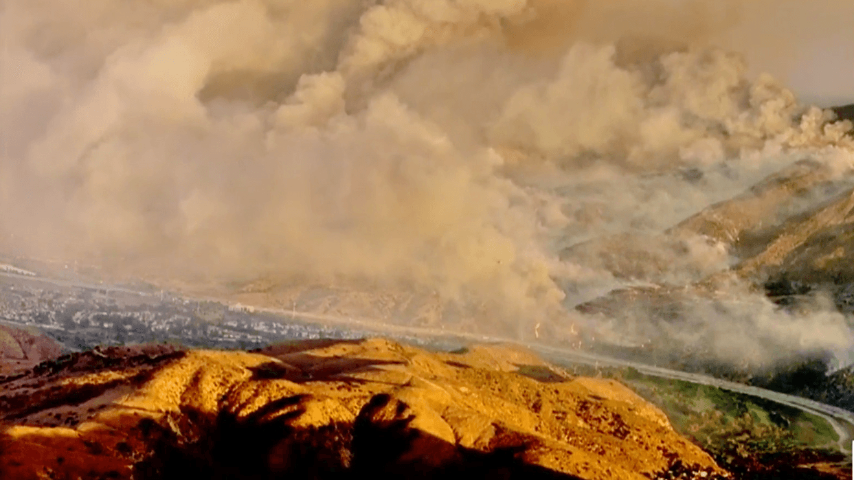 El llamado 'Canyon Fire' ardía fuera de control en las inmediaciones de Orange y Riverside.