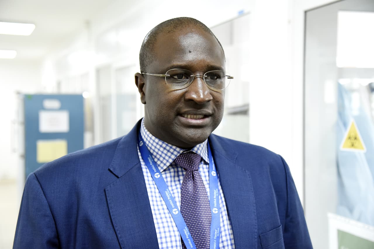 <b>Puesto 14: Amadou Sall, director del Instituto Pasteur, Senegal. </b>Solo dos laboratorios podían fabricar pruebas del covid-19 en África, uno de ellos el de Sall. El virólogo se ha centrado en aumentar su capacidad y crear una forma más práctica de realizar pruebas. El equipo de Sall está desarrollando una prueba que ofrecerá resultados en 10 minutos, costará menos de un dólar y se fabricará en Senegal.