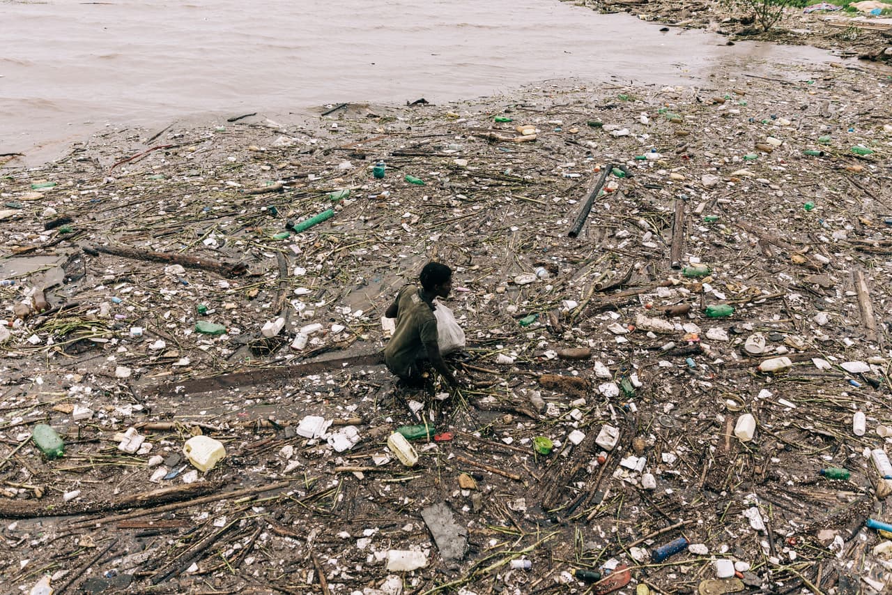 Un hombre trata de moverse en medio de escombros en el agua. Las ONGs están movilizadas para llevar alimentos, botellas de agua y colchones a los afectados.