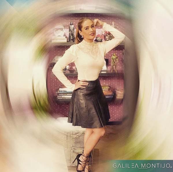 Los colores blanco y negro siempre estarán de moda y Galilea lo sabe.