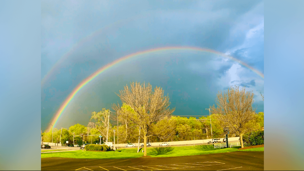 <b>¿Cuándo puedes ver un arcoíris?</b>
<br>Se requiere que las gotas de agua floten en el aire. Por eso lo vemos justo después de que llueva. El sol debe estar detrás de ti y las nubes tienen que haberse despejado del Sol para que aparezca el arcoíris.