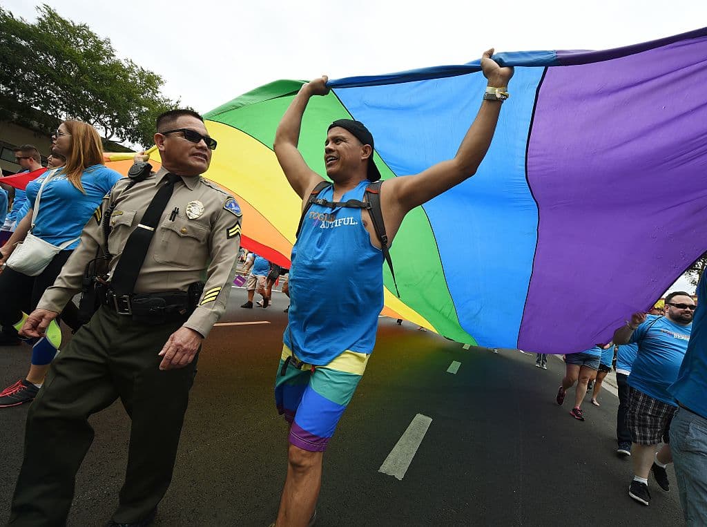 Desfile LA Pride en Los Ángeles transcurre con tranquilidad y entre fuertes medidas de seguridad