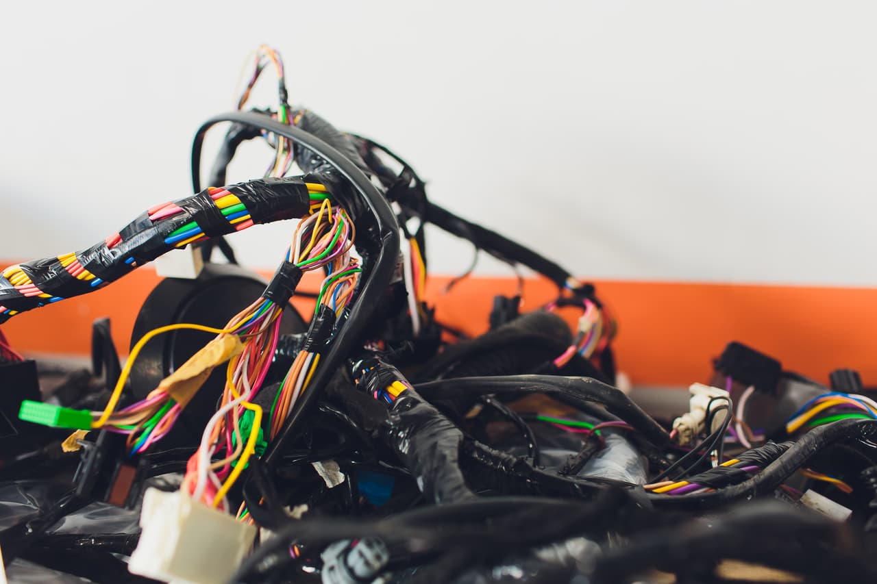 <h3 class="cms-H3-H3"><b>Instalar accesorios de calidad inferior en el carro</b></h3>
<br>
<br>Manipular los sistemas eléctricos y electrónicos del carro con accesorios que no cumplen con los estándares del fabricante puede ocasionar cortocircuitos debajo del capó. Desde fallas en estos accesorios, como luces LED y bocinas personalizadas, hasta dejar conexiones sueltas por parte de mecánicos inexpertos. Siempre es mejor comprar accesorios de marcas reconocidas y que estas sean instaladas por profesionales calificados.
<br>