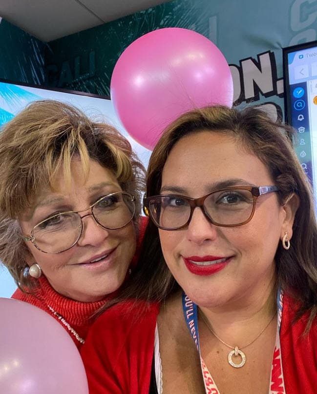 <b>Angélica María</b> mandó un mensaje a todas las mamás: "Aquí con mi niña, festejando el Día de las Madres. ¡Felicidades mamás! ¡Mucho amor!".