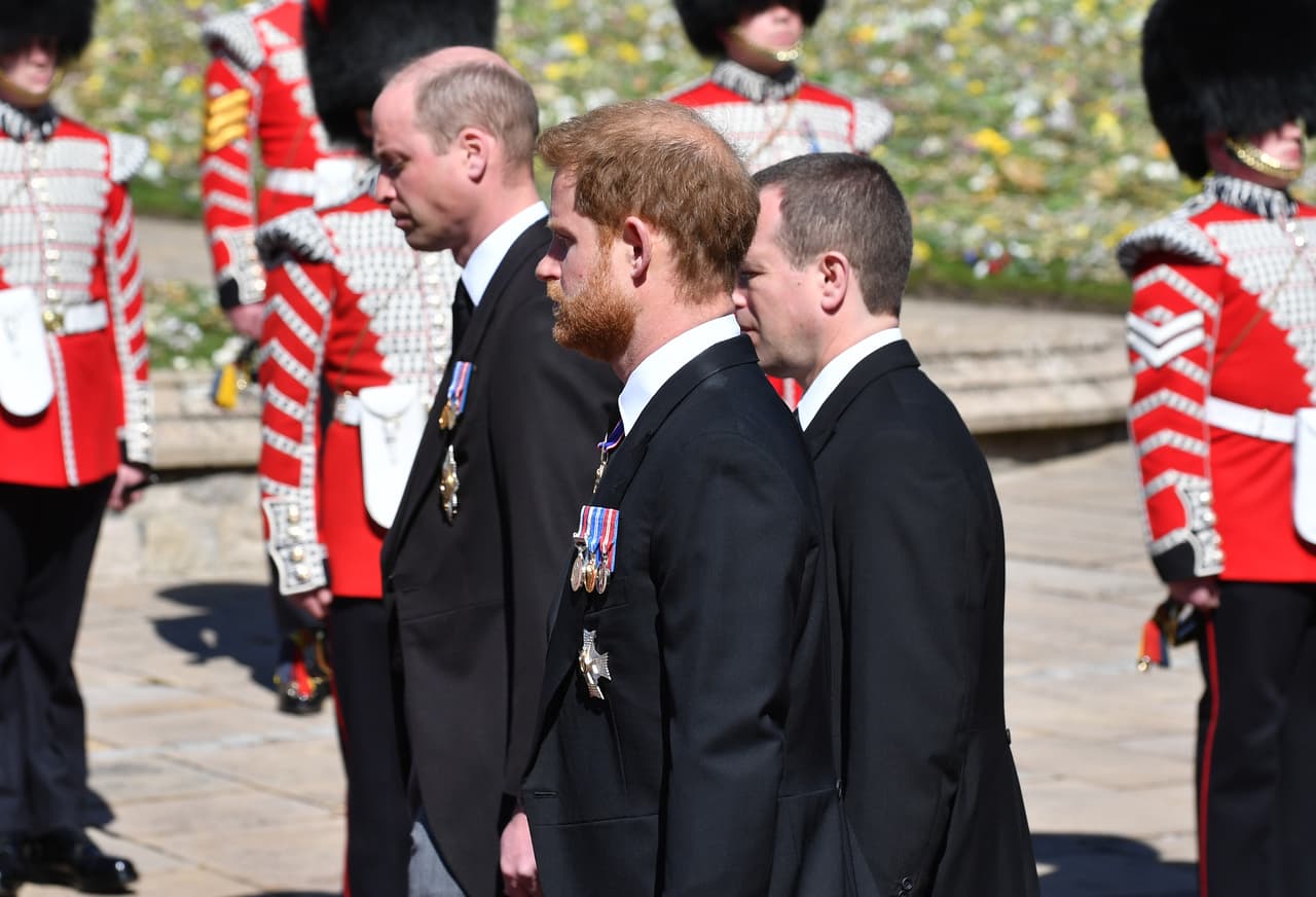 Luego de un año de no estar juntos, la muerte del duque de Edimburgo logró
<b>reunir a los príncipes Harry y William.</b>
<br>