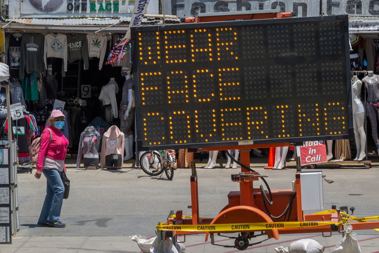 Un letrero en el paseo de Vecine, California, le recuerda a las personas que deben llevar su rostro cubierto para evitar que el coronavirus siga propagándose.