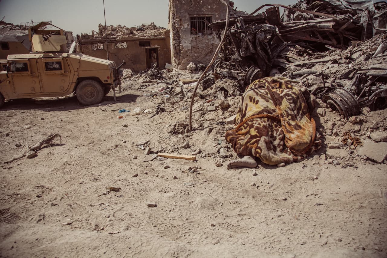 "Al llegar a la línea del frente, otro cuerpo y mucho olor a descomposición ".