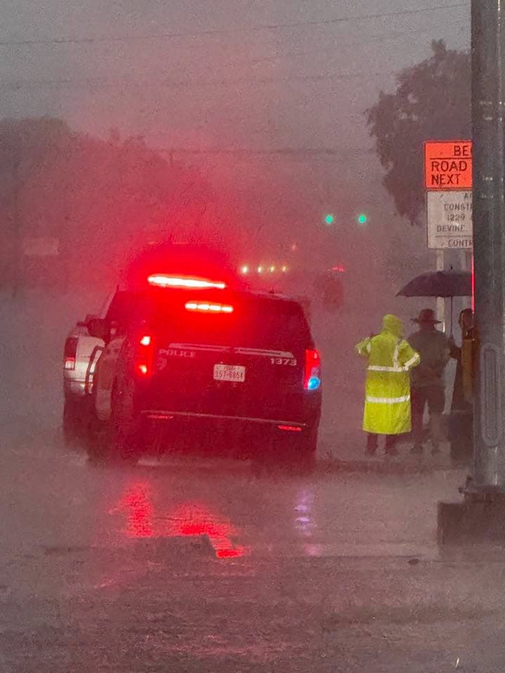 Ante constantes lluvias que se han registrado durante los últimos 3 días, la ciudad de Kerrville se encuentra en alerta para realizar evacuaciones ante el desbordamiento del Rio Guadalupe.