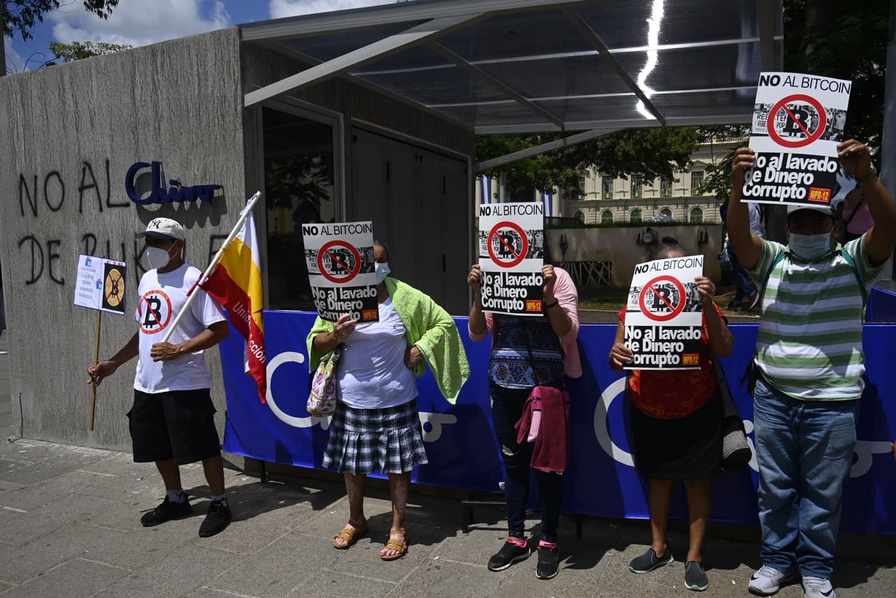 Muchos de los manifestantes vestían camisas blancas o negras que decían “No al Bitcoin”. Las prolongadas fallas en el sistema y una intensa campaña de rumores han hecho crecer las dudas y la desconfianza sobre el uso de esa criptomoneda.