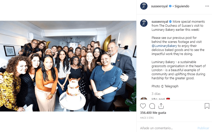 Vestida de jeans, tenis y blusa, escuchó historias de las mujeres que han atravesado por esas difíciles experiencias y les ofreció unas 
<b><a href="https://www.univision.com/famosos/el-emotivo-discurso-de-meghan-markle-a-mujeres-victimas-de-violencia-que-encontraron-refugio-en-una-panaderia-fotos">emotivas palabras</a></b>.