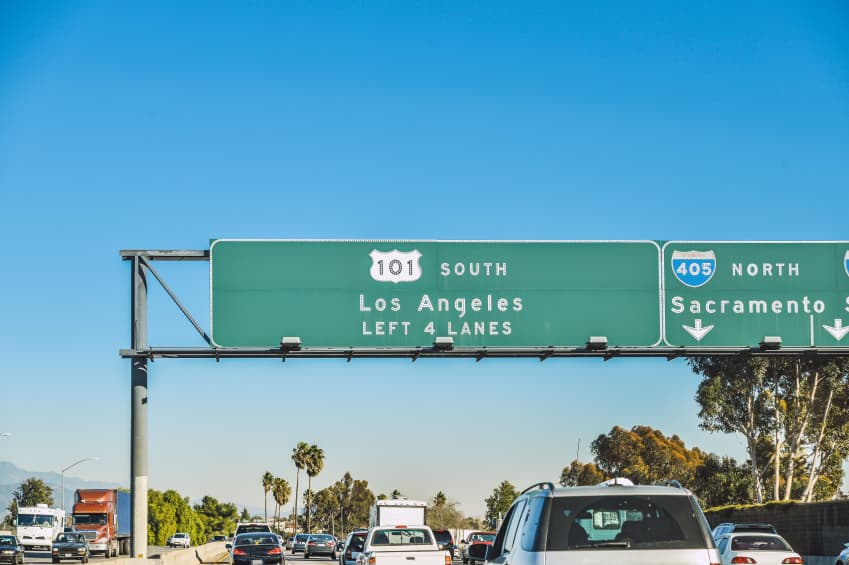 Peatón sobrevivió impacto de un camión de carga en Los Ángeles