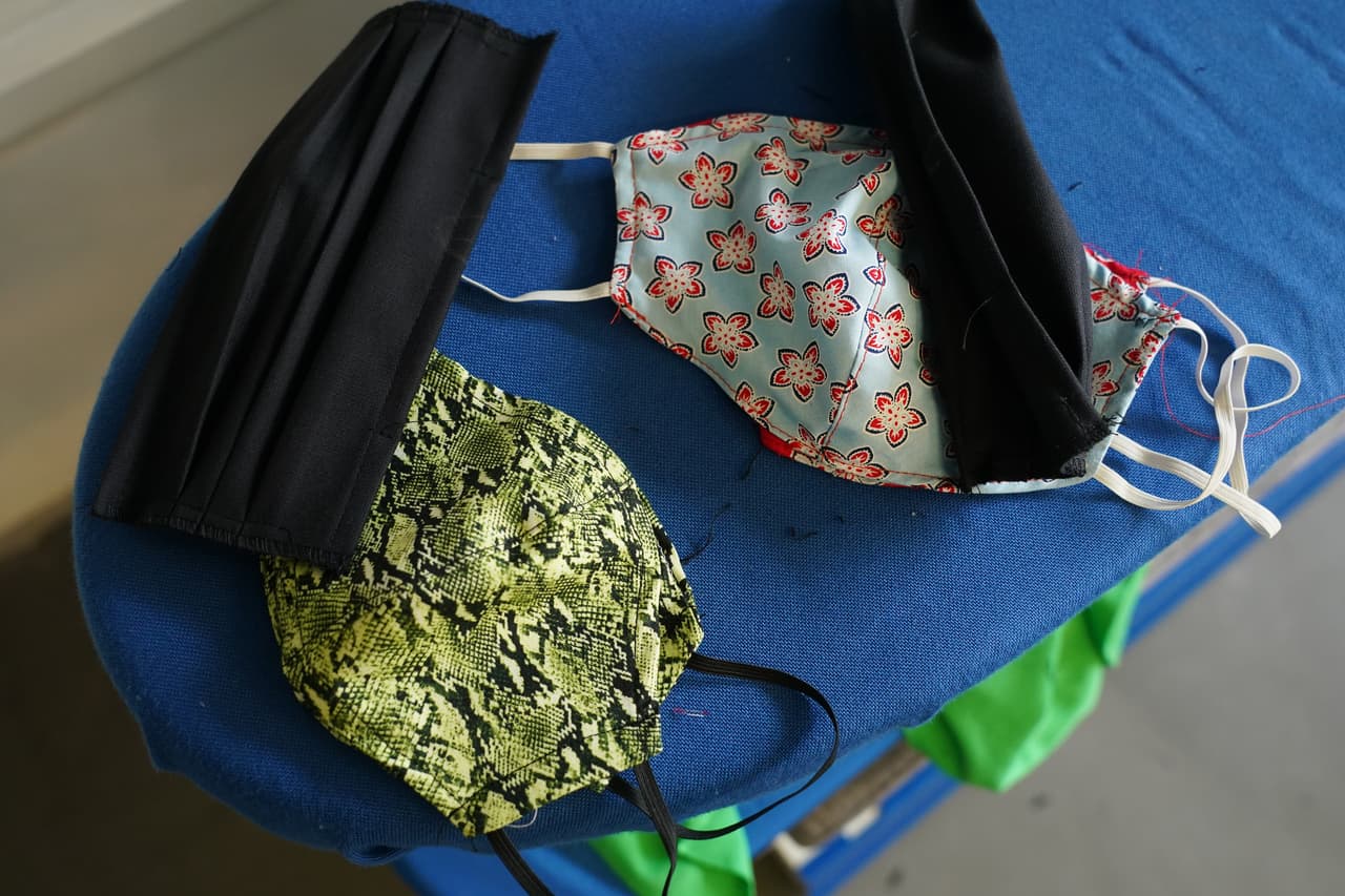 Asimismo, empresas locales han comenzado a confeccionar estas mascarillas. Comprarlas en estos lugares puede ser un estímulo para la economía.