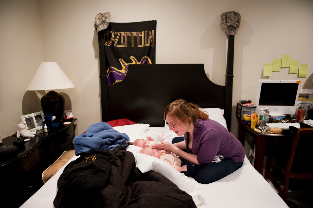 Los padres que comparten la cama con su bebé,
<b>deben asegurarse de retirar los objetos suaves</b> como sábanas sueltas, almohadas, edredones, cobertores, colchas de piel de oveja o mantas. También deben tener un colchón firme, de acuerdo con las pautas de la AAP.