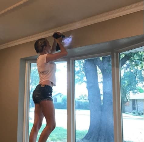 Es una madre dedicada que incluso hace reparaciones en su hogar, para que todo en él funcione a la perfección.