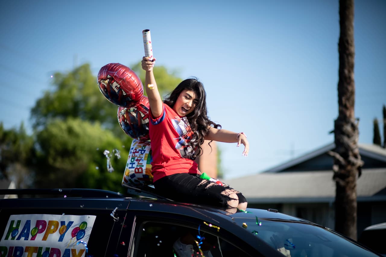 Miembros de la familia y la comunidad pasaron en frente de su casa en autos para que Ulises supiera cuánto lo quieren.
