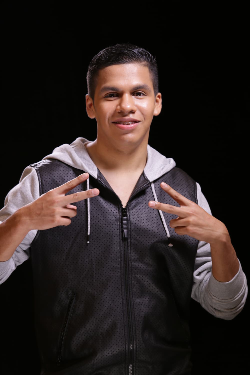 Ezequiel Cárdenas, José Tuñón, Kevin González, Jason Medina y Sebastián Cabrera interpretaron Jealous.