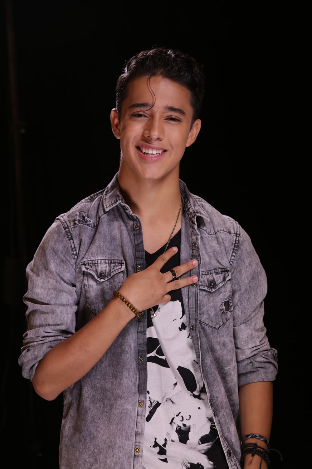 Próspero Pérez, Joel Pimentel, José Antonio Monroig, Jaime Cruz y Micke Moreno interpretaron Stuck on a feeling.