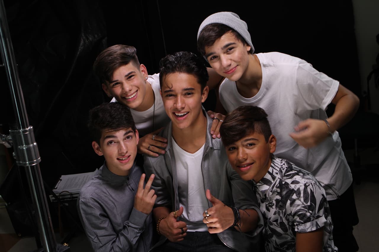 Próspero Pérez, Joel Pimentel, José Antonio Monroig, Jaime Cruz y Micke Moreno interpretaron Stuck on a feeling.