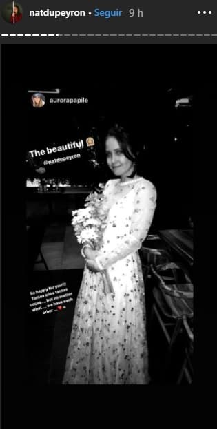 Natasha Dupeyrón lució un
<b>vestido de novia</b> color champaña con pequeñas flores bordadas en tono vino con hojas verdes.