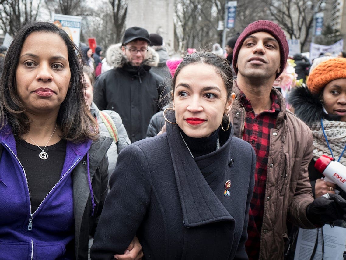 <b>La batalla por Queens</b>
<br>
<br>Queens fue el escenario de una gran batalla por el futuro político de la ciudad Nueva York. Grandes manifestaciones en contra de la llegada de Amazon, apoyadas por políticos progresistas como Alexandria Ocasio-Cortez y varios grupos activistas, resultaron en una victoria para el movimiento izquierdista del condado. También fue un gran golpe a la gentrificación que avanza cada vez más a pasos agigantados en la ciudad.