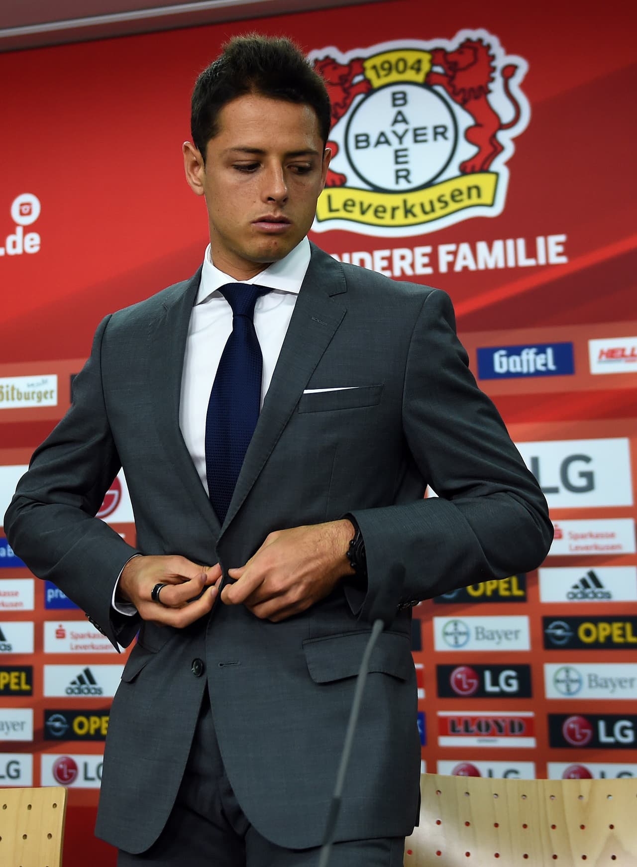 'Chicharito' irá a la banca en su primer juego en la Bundesliga