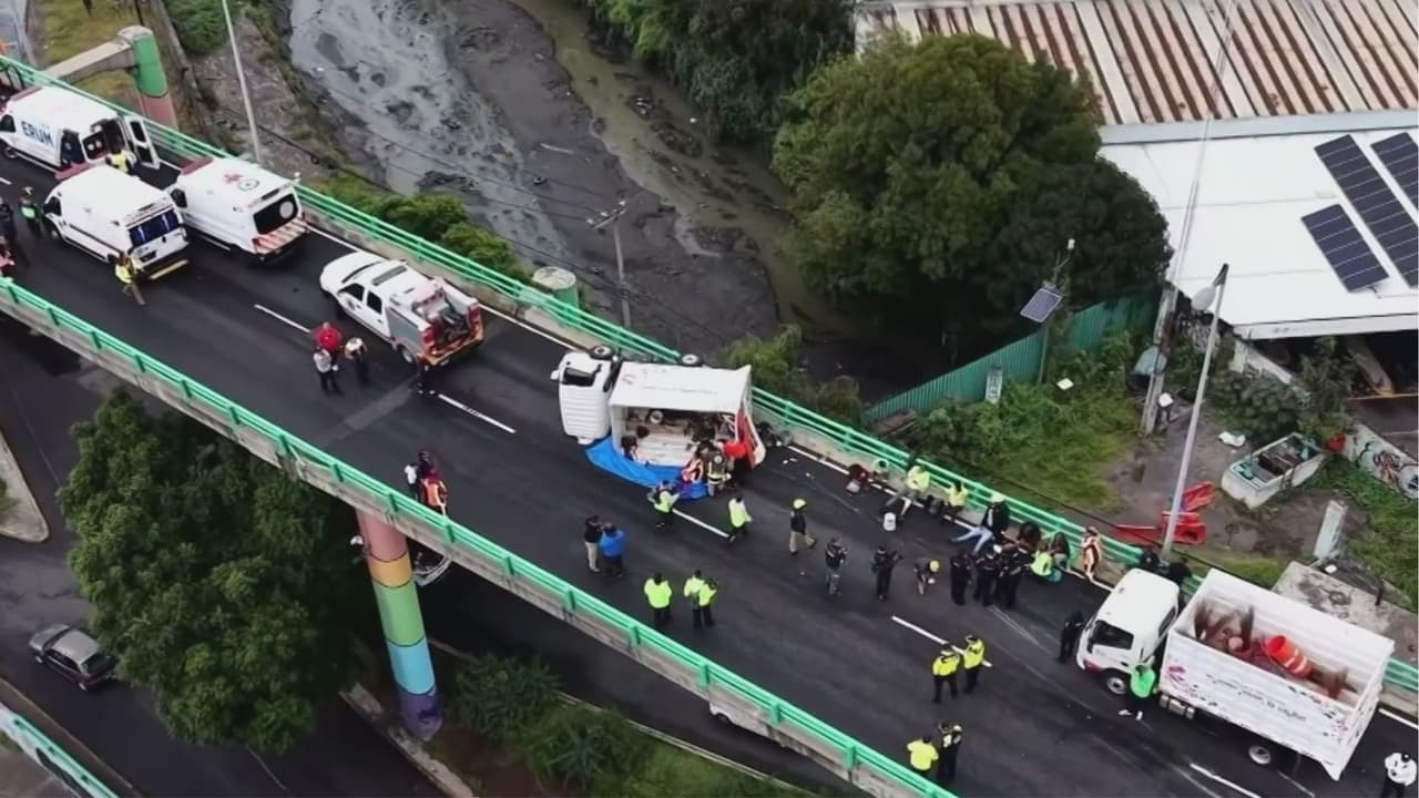 Accidentes en México: Camión vuelca con 19 trabajadores y dos ambulancias chocan de camino al lugar