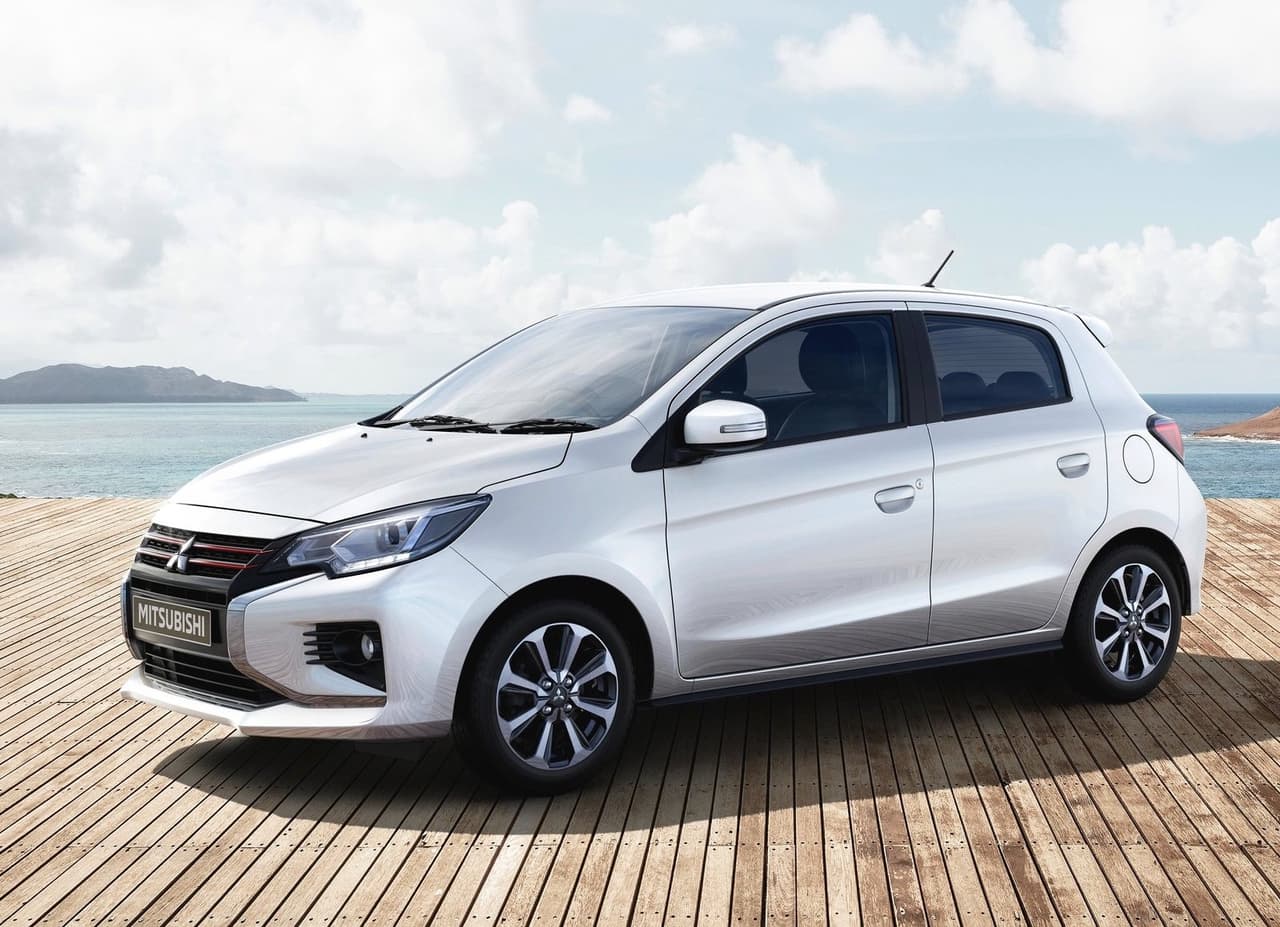 <h3 class="cms-H3-H3"><b>Mitsubishi Mirage 2020 - $14,990</b></h3>
<br>
<br>El Mirage atrae a un tipo de comprador en particular, aquel que no quiere desembolsar una fortuna en un vehículo, pero que tampoco desea hacerse con una unidad usada. Este carro es ideal para transportarse de un punto A a un punto B, puede ser estacionado en espacios reducidos y ofrece un sobresaliente rendimiento de combustible. Su nivel de equipamiento de entrada LE incluye rines de aleación de aluminio de 15 pulgadas, asientos delanteros con calefacción, pantalla de 6.5 pulgadas para el sistema de información y entretenimiento e integración de Apple CarPlay y Android Auto.
<br>