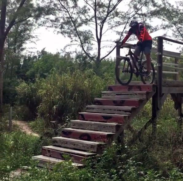 Disfruta mucho retandose a sí mismo y brincando en su bicicleta.