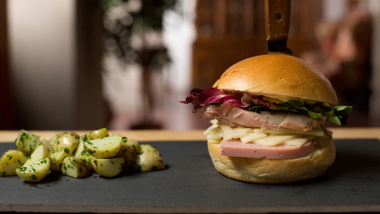 Un delicioso emparedado de sobras para el día después de Thanksgiving.