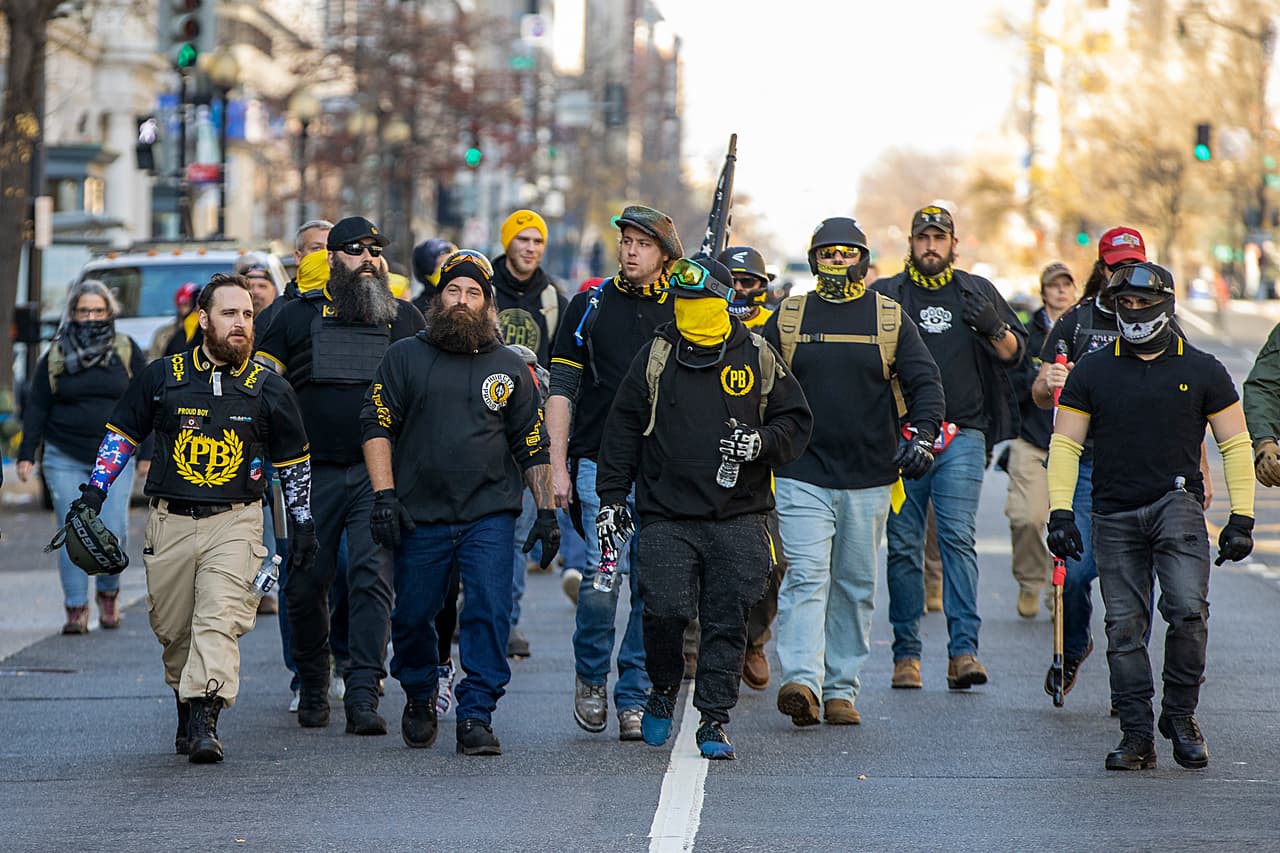 El grupo supremacista 'Proud boys' estuvo en la marcha. Una crónica del 
<i><a href="https://www.washingtonpost.com/local/trump-dc-rally-maga/2020/12/11/8b5af818-3bdb-11eb-bc68-96af0daae728_story.html" target="_blank">The Whashington Post</a></i> cuenta que gritaban consignas intimidantes como "¿De quiénes son las calles?" "¡Las calles son nuestras!". 
<br>
