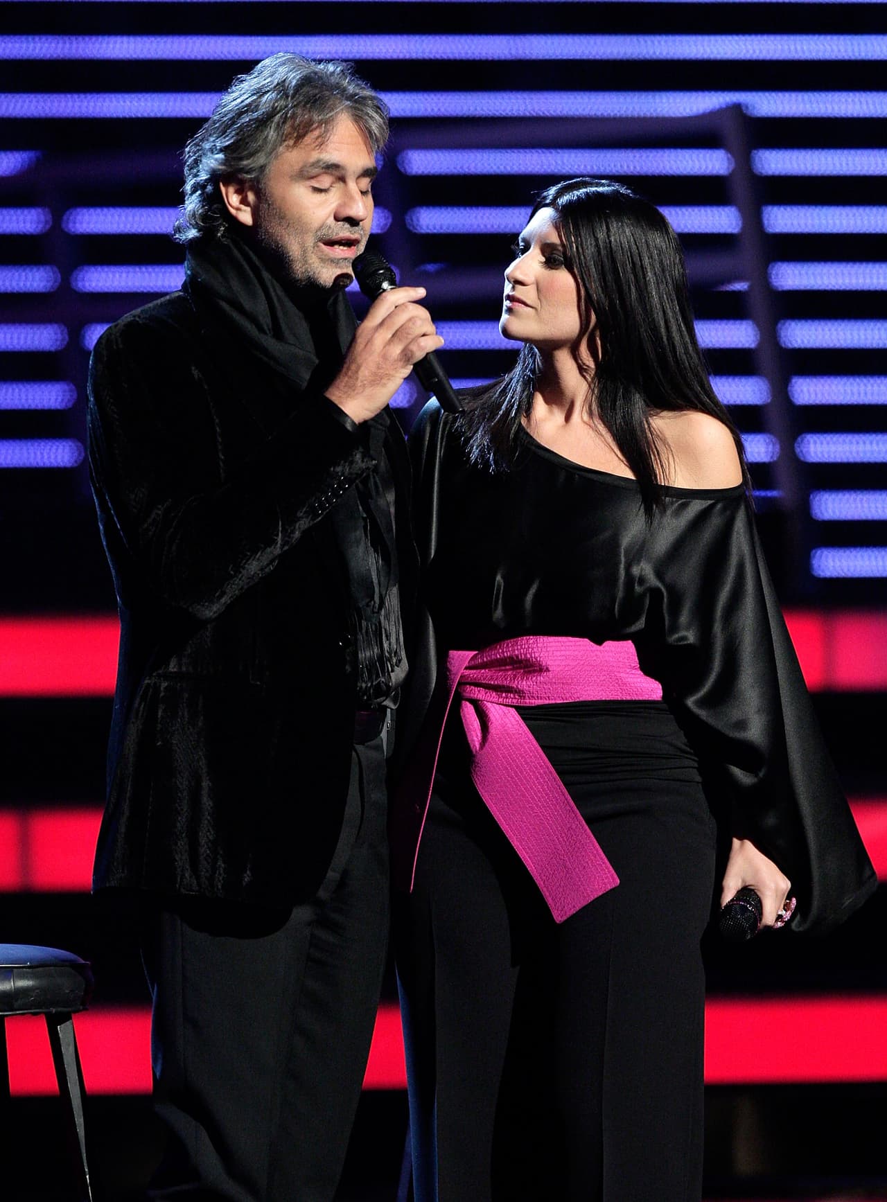 Andrea Bocelli y Laura Pausini cantaron ‘Vive Ya’ y ‘Dispárame’, mientras el otoño se apoderaba de la noche en Las Vegas. Los Latin Grammy celebraban su octava edición.