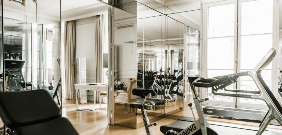 El lujoso hotel de cinco estrellas, Le Royal Monseau, será la casa provisional del astro argentino, pues su salida del Barcelona fue muy repentina. El hotel se encuentra ubicado en 37 Avenue Hoche y fue reformado por el famoso diseñador Philippe Starck. El Parque de los Príncipes se encuentra a tan solo 15 minutos del inmueble.