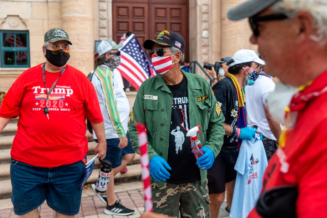 Los manifestantes se reunieron enfrente de la Torre de la Libertad en el Downtown de Miami, el sábado. Florida reportó ese mismo día más de 30 mil casos de coronavirus.
<br>