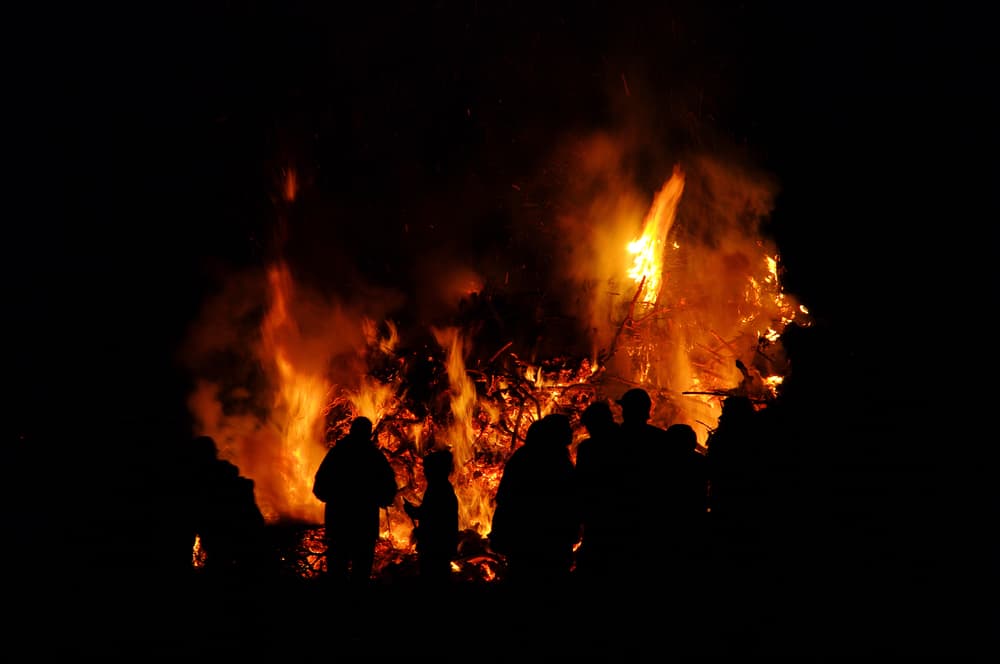También se asocia con el fuego y la noche de San Juan y en varias ciudades se hacen hogueras y quemas como solía hacerse en el pasado y aún se sigue haciendo en varios pueblos y aldeas españolas cuyas hogueras se hacían para darle más fuerza al Sol según las creencias imperantes en esos tiempos. Por: Profesor Zellagro