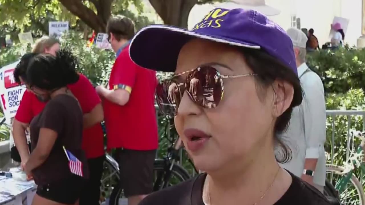 Delsa Flores es originaria de Honduras, pero lleva más tiempo viviendo en Estados Unidos que en su propio país.
<b> Asegura que lo que está pasando entre la comunidad inmigrante fue lo que la motivó a participar en la manifestación.</b>