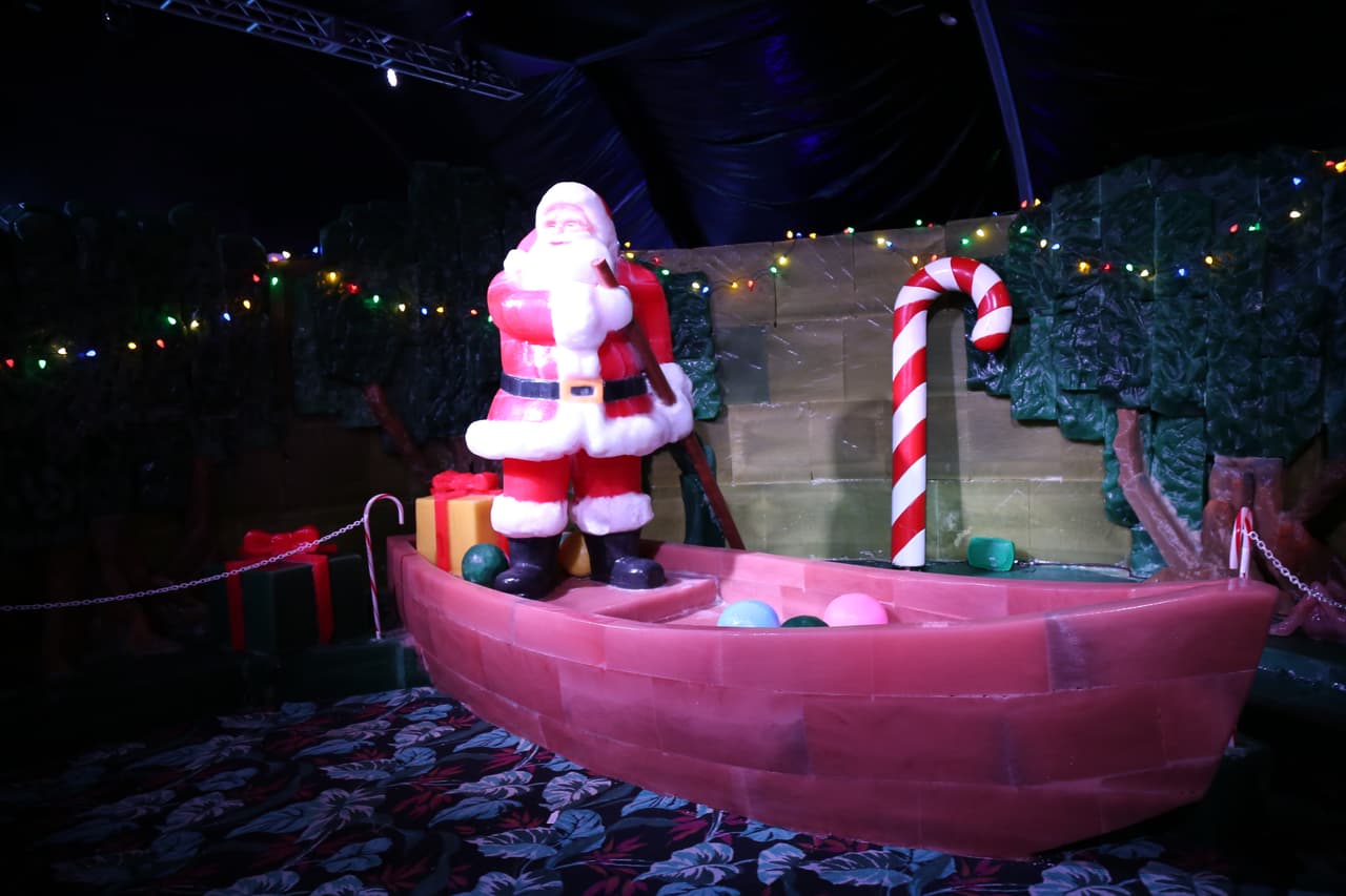 Las criaturas de la selva tropical dejaron espacio para las tradicionales figuras navideñas de los estadounidense.