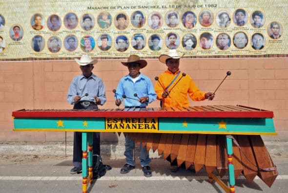 La ceremonia de inaguración estuvo acompañada de música de marimba, fuegos artificiales y el multicolor de los trajes tradicionales de los asistentes.