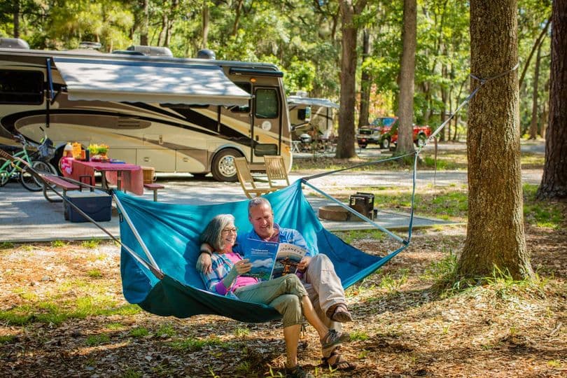 <b>DISFRUTEN DE LA NATURALEZA</b>. Invita a papá a un fin de semana de escapada durmiendo bajo las estrellas en uno de los parques estatales de Georgia. Más de 40 campamentos en todo el estado ofrecen una variedad de sitios para acampar y cuentan con conexiones para vehículos recreativos de servicio completo y sitios para tiendas de campaña para acampar en automóviles, todo sin dejar el aislamiento primitivo del campo.