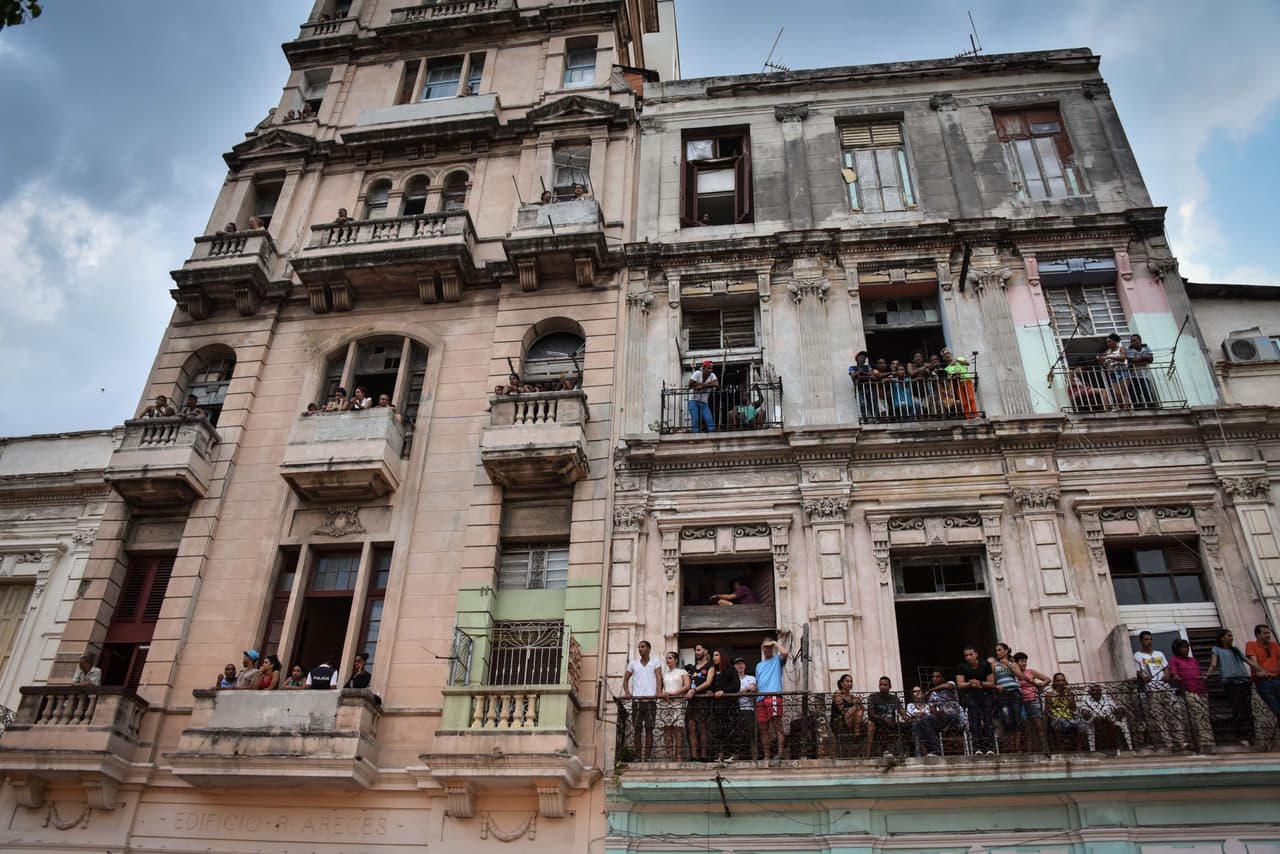 Muchos periodistas estaban ansiosos por conseguir un buen lugar en el desfile, pero en realidad los mejores puestos lo obtuvieron los inquietos locales que lograron un envidiable lugar en los balcones aledaños del Paseo del Prado.