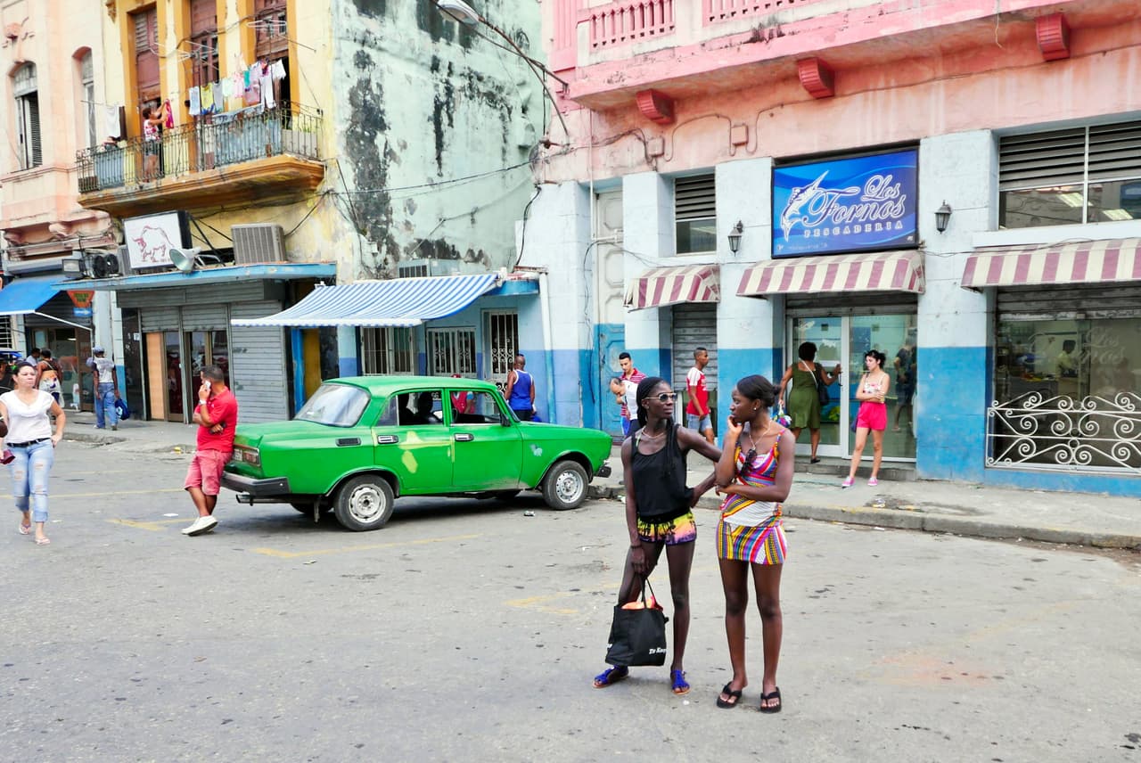 Fue tal la fanfarria y el lujo que trajo consigo la pasarela de Chanel, que nadie en La Habana podía sustraerse de lo que estaba pasando en el tradicional Paseo del Prado.