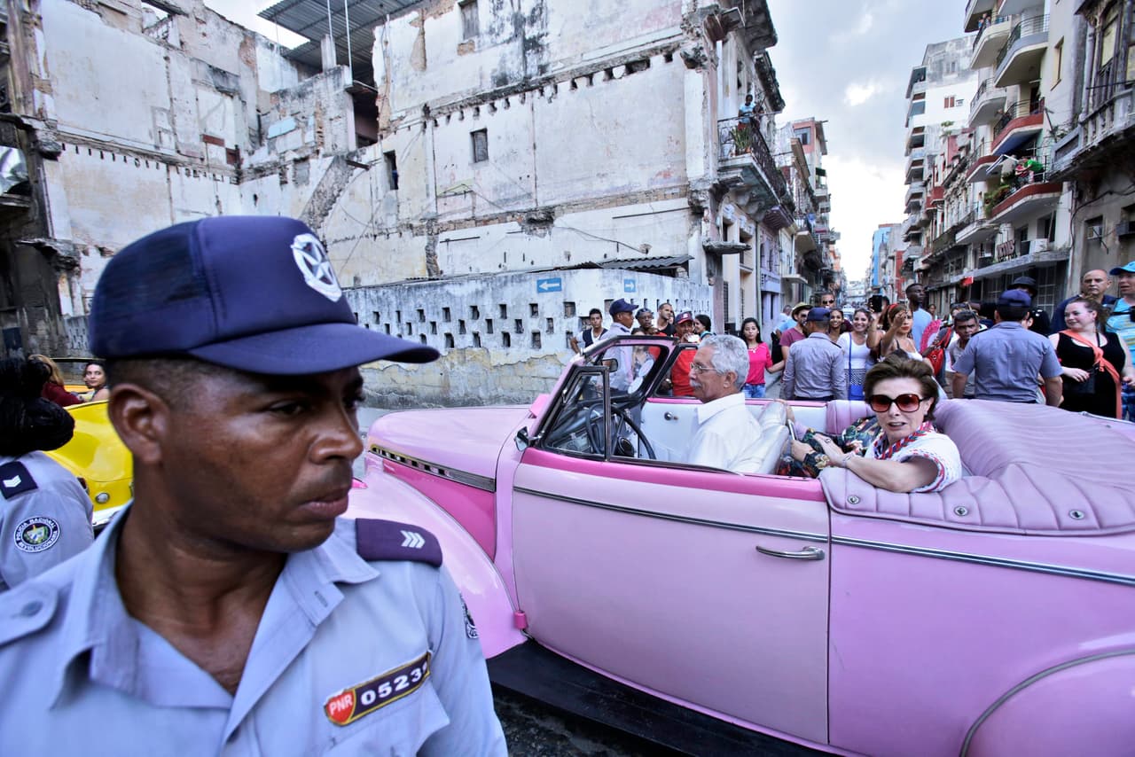 El contraste entre la opulencia de las asistentes, mujeres que parecían inalcanzables, casi de película, y la ropa de quienes a través de barricadas presenciaban el desfile era muy evidente. Una vez se apagaron las luces del desfile, Chanel empezó preparativos para devolver su ropa a París.