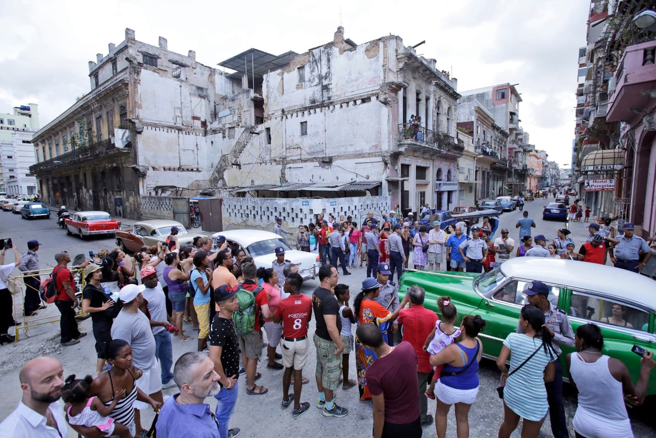 Los invitados tuvieron la oportunidad de elegir el color del modelo clásico que los llevaría al desfile. Los cubanos, por su parte, no pudieron elegir si ver o no el desfile, porque muchos se lo toparon sin proponérselo.