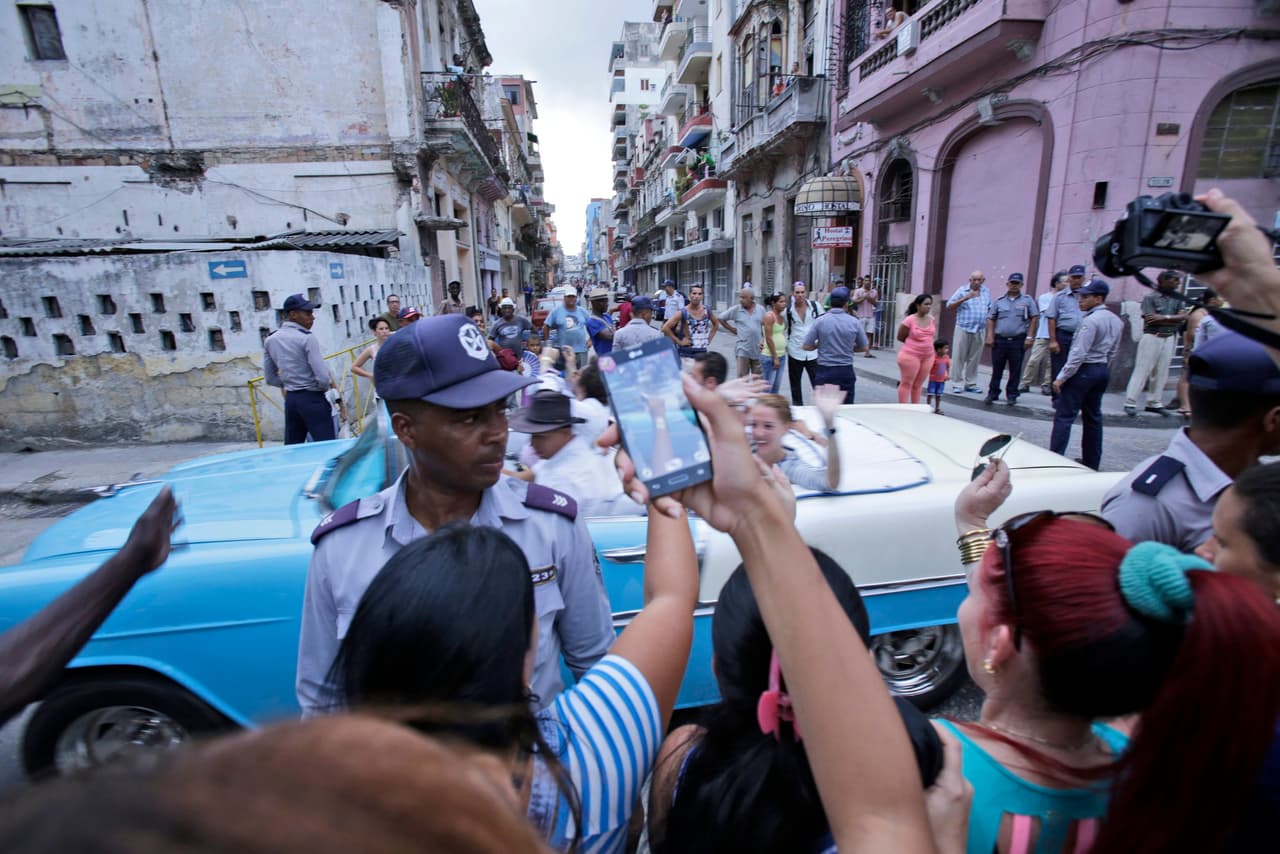 Con Giselle Bündchen y Tilda Swinton paseando despreocupadas por las vías de Cuba nadie podía evitar las ganas de tener una de esas estrellas en su celular.