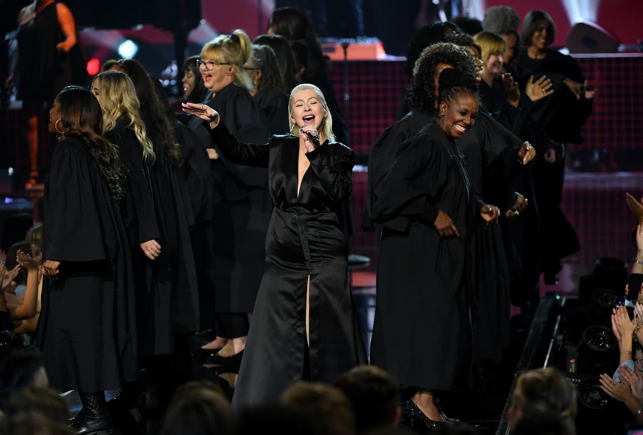 Así fue el emotivo tributo de Christina Aguilera a Whitney Houston en los American Music Awards
