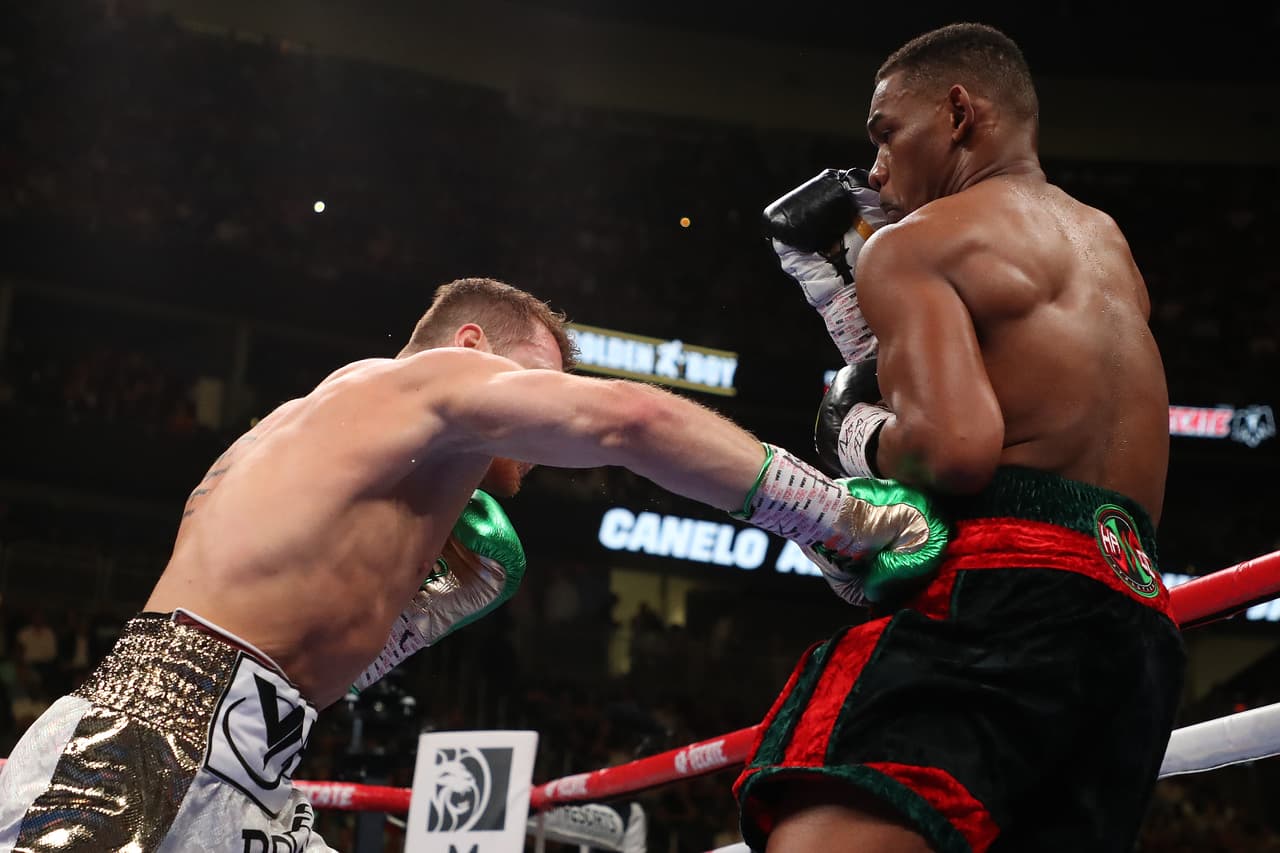 Los golpes a la cintura y las costillas fueron un recurso habitual de 'Canelo', aunque con el paso de los rounds le faltaba encontrar un impacto contundente.