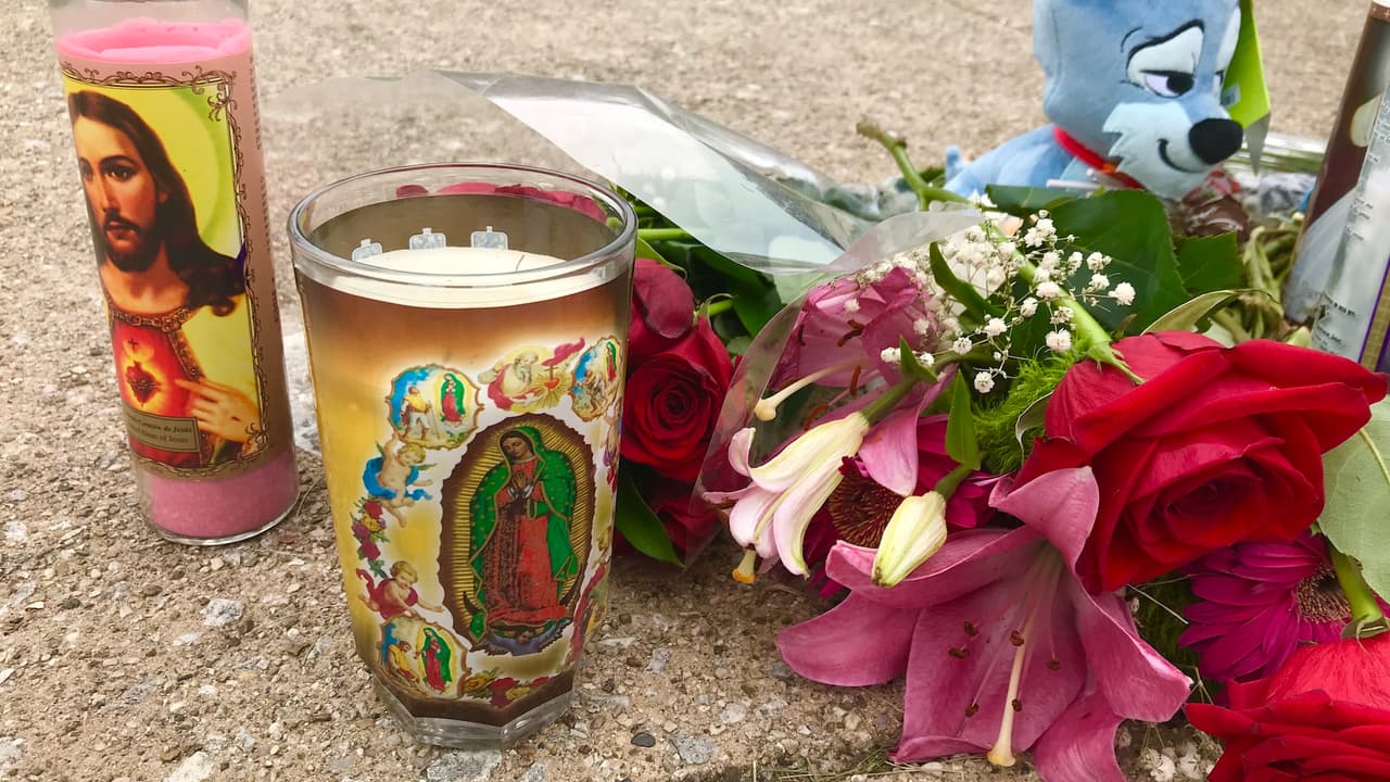 Bellos ramos de flores, ositos de peluche, veladoras con la imagen de la Virgen de Guadalupe, son algunos de los objetos que le dan vida a un altar improvisado en memoria de Marlen Ochoa-Uriostegui.