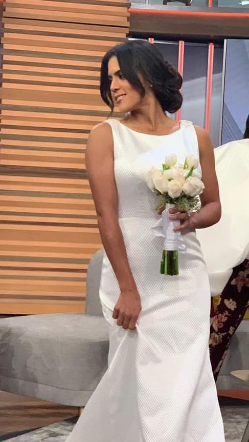 Un sencillo ramo de flores blancas fue parte del atuendo nupcial de Francisca. Recordemos que el ramo de Meghan estaba conformado con flores recogidas por el novio un día antes de la boda en el palacio de Kensington.