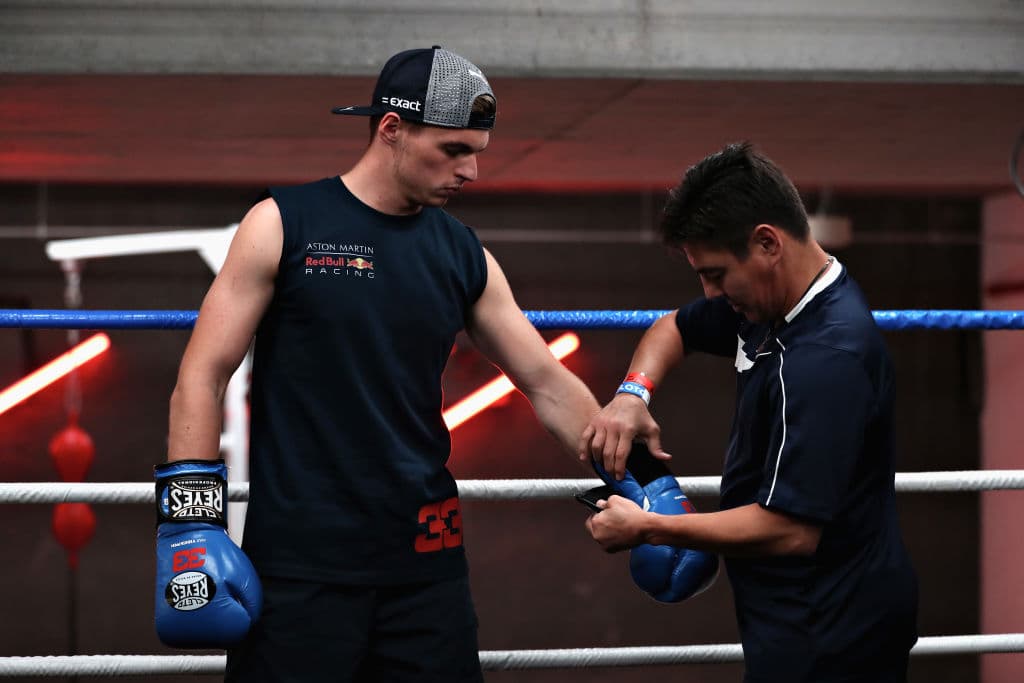 La puesta de los guantes no fue sencilla para un hombre que trabaja con sus manos como es el piloto Max Verstappen (izquierda).