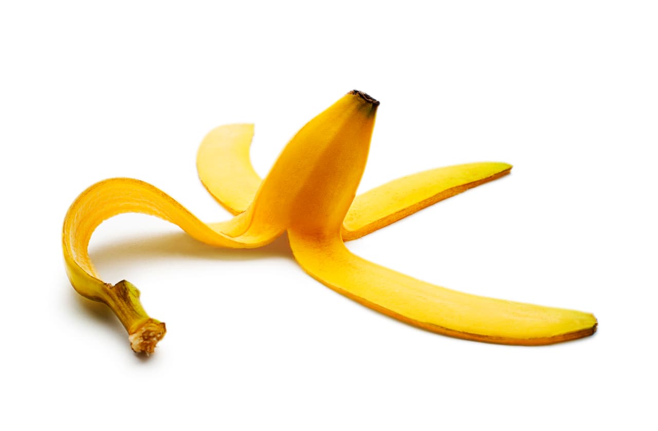 <b>Cáscara de plátano</b>. Tras comerte un plátano en el desayuno, antes de tirar la cáscara lo que puedes hacer es aplicarla sobre tus codos, al ser otro de los remedios para la resequedad de la piel.