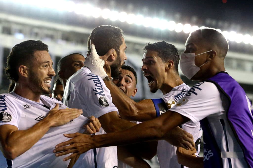 Santos sabe como jugar de local y hace que Gremio se arrepienta de haber pisado su cancha al vencerlos 4-1 y conseguir su lugar en las semifininales del torneo.